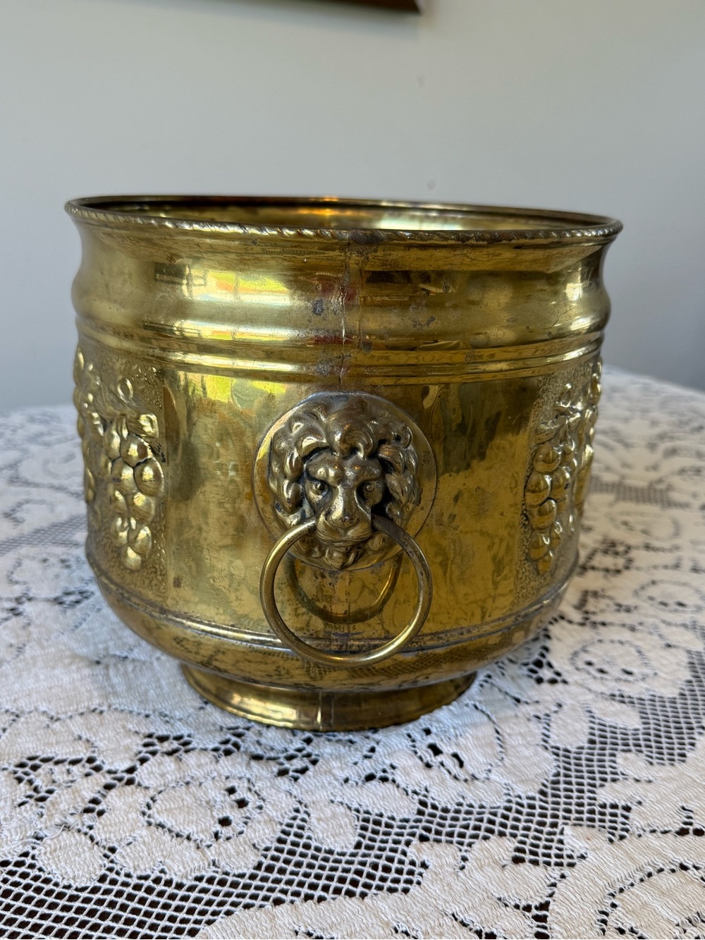 Antique Peerage Solid Brass Planter / Bucket with Grapevine Motif and Lionheads - Picture 2 of 7
